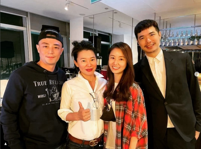 霍如夫妇与友聚会霍建华紧搂爱妻笑容灿烂林心如素颜也很美