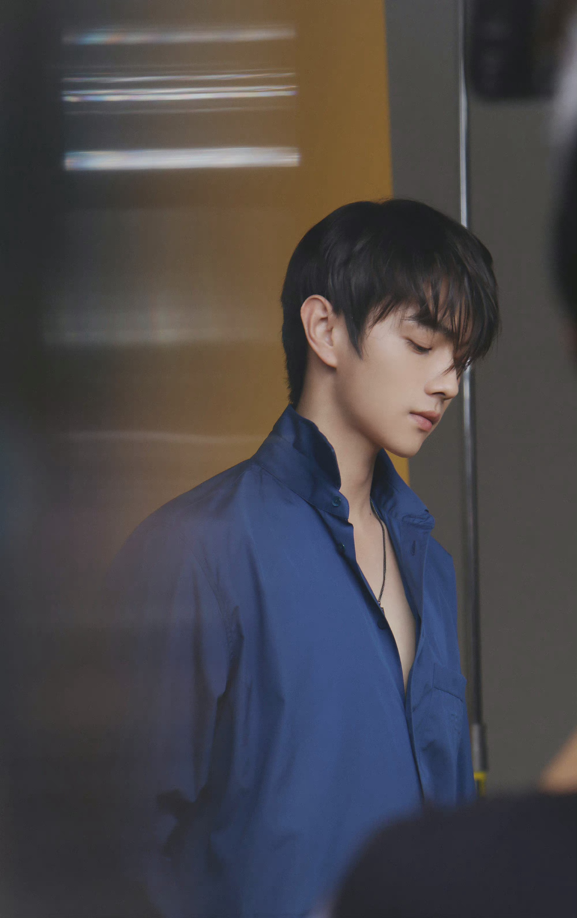 许凯工作plog蓝色衬衫vs复古花衬衫两种不同风格的帅气