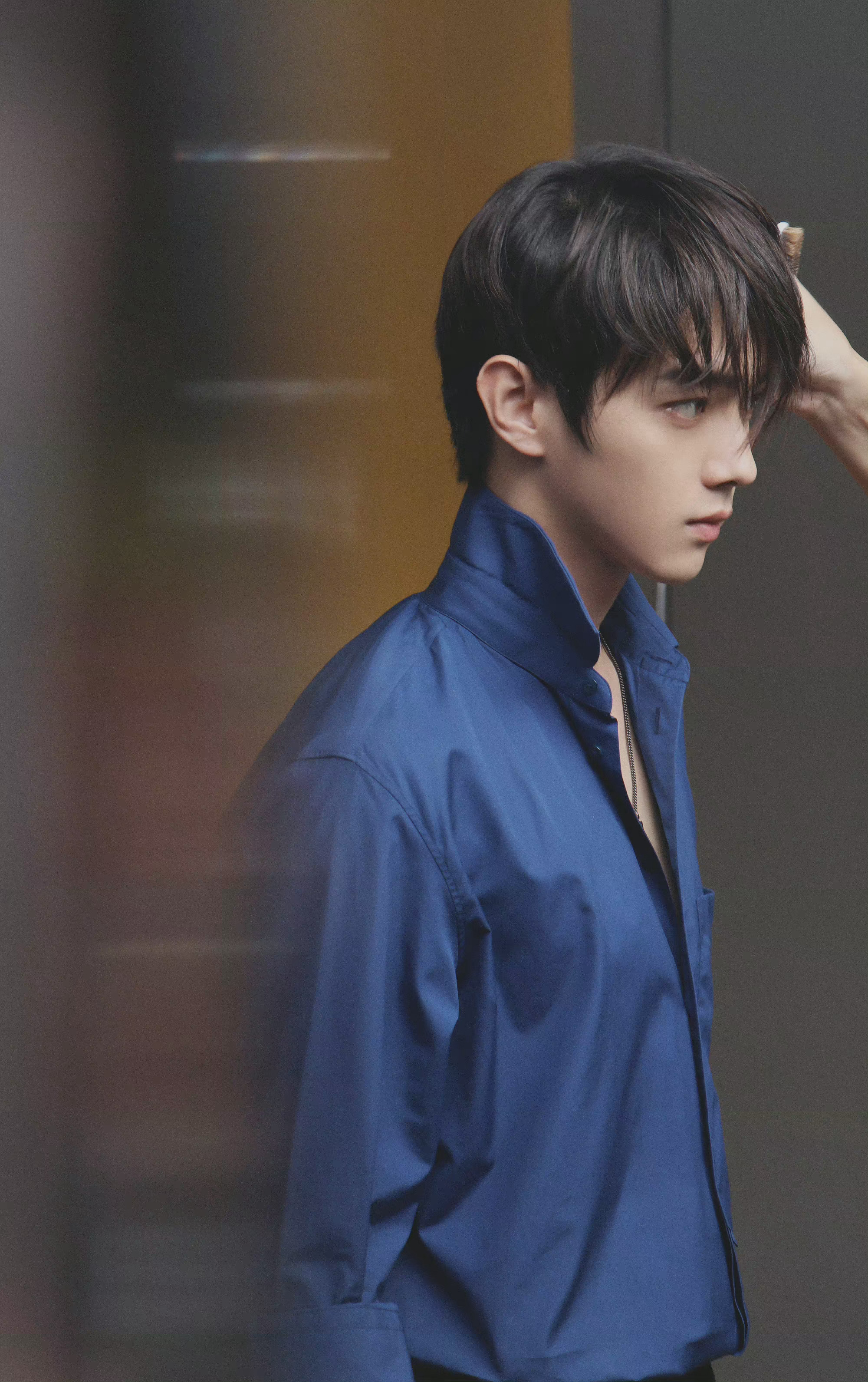 许凯工作plog蓝色衬衫vs复古花衬衫两种不同风格的帅气