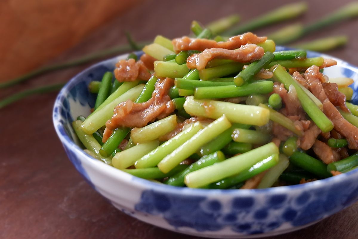 经典家常菜蒜苔炒肉丝这样做蒜苔口感清脆还不硬