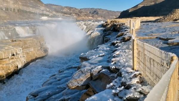 壶口瀑布出现流凌,冰挂景观