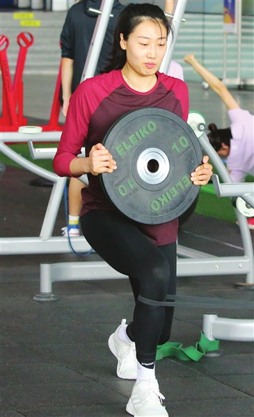 在天津女排昨日上午的训练中,前一天比赛中扭伤左脚踝的主攻手刘晏含