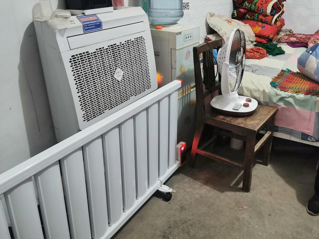 这是陈玲玲老人家里的电暖气,热风机,"小太阳"等取暖设备.