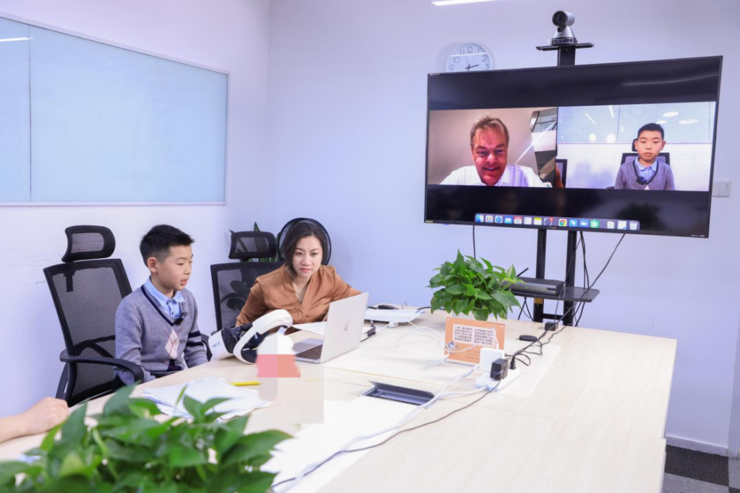 教完诗词,来自黑龙江的路皓森还拿出传统美食糖葫芦向莫泽进行展示道"