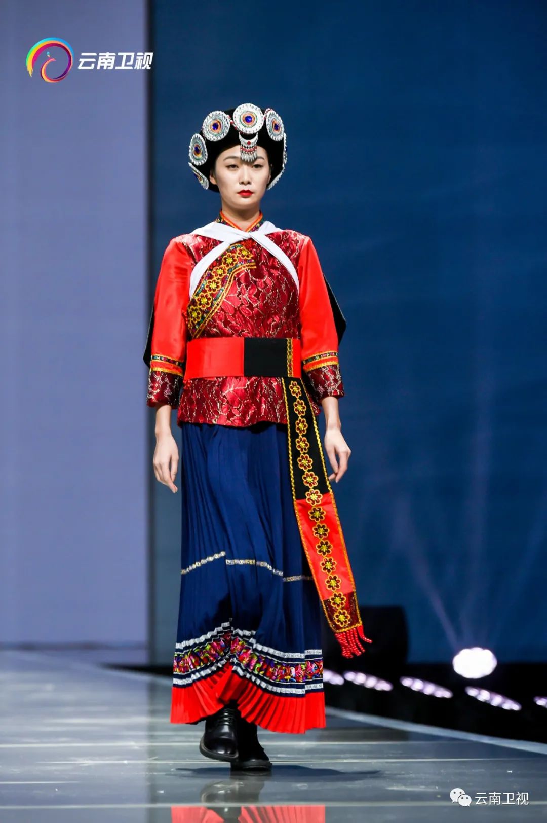 昆明民族时装周邂逅丽江纳西服饰瑰宝披星戴月