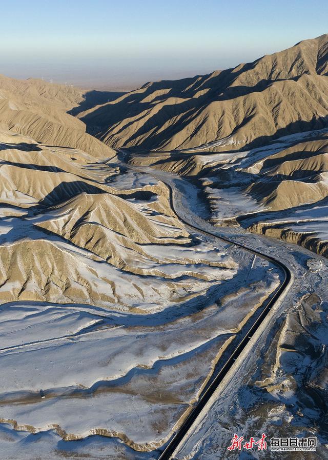 尽显素色纯净之美 冬日俯瞰阿克塞当金山|甘肃省_新浪新闻