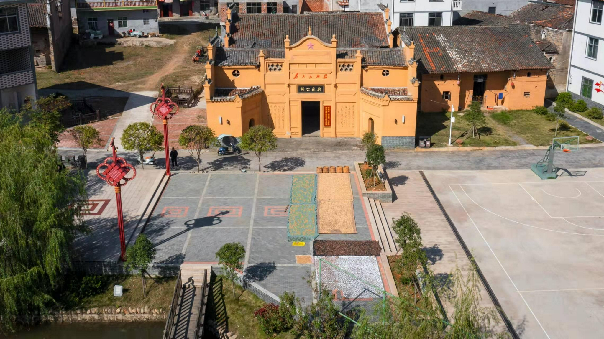 军运会的开幕式和闭幕式均在藤田镇老圩村内的典乐公祠堂前草坪举行.