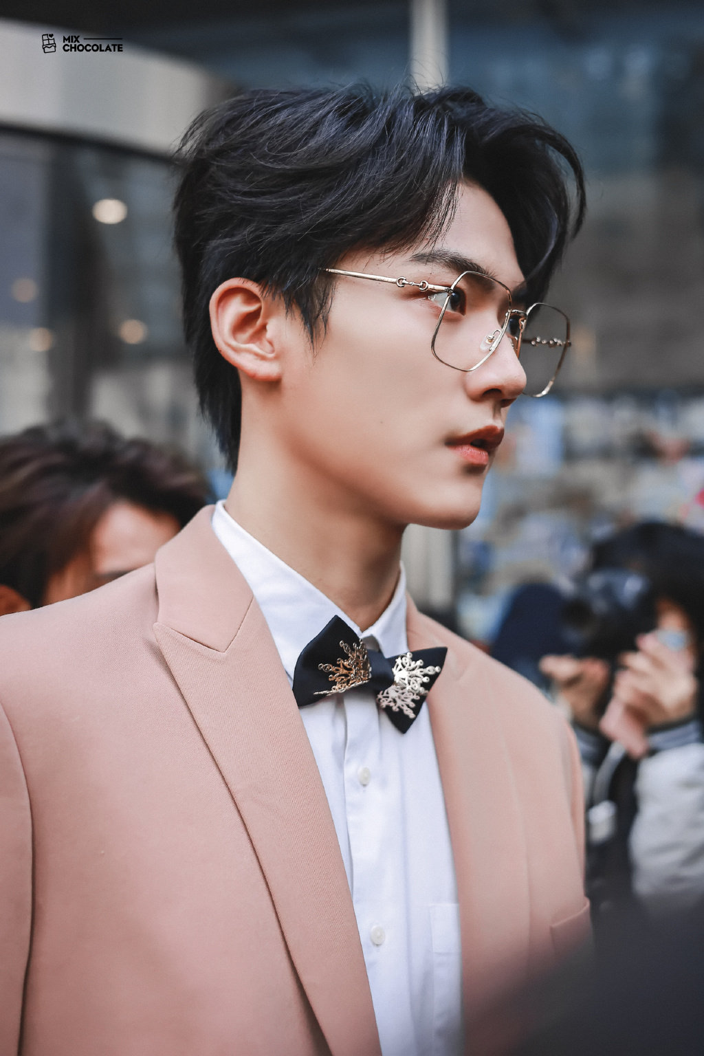 周柯宇粉色西装金丝眼镜黑色领结