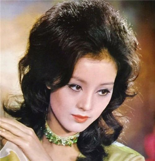 丈夫外遇她不哭不闹忍43年丈夫死后独享70亿家产