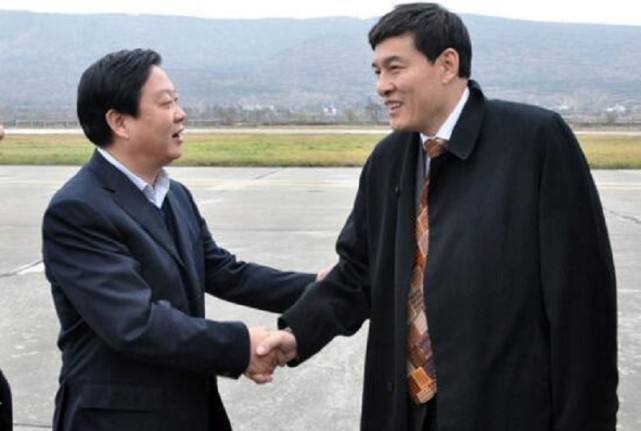 从当时的现场照来看,解直锟身穿红色短袖t恤搭蓝色工装裤,面色红润