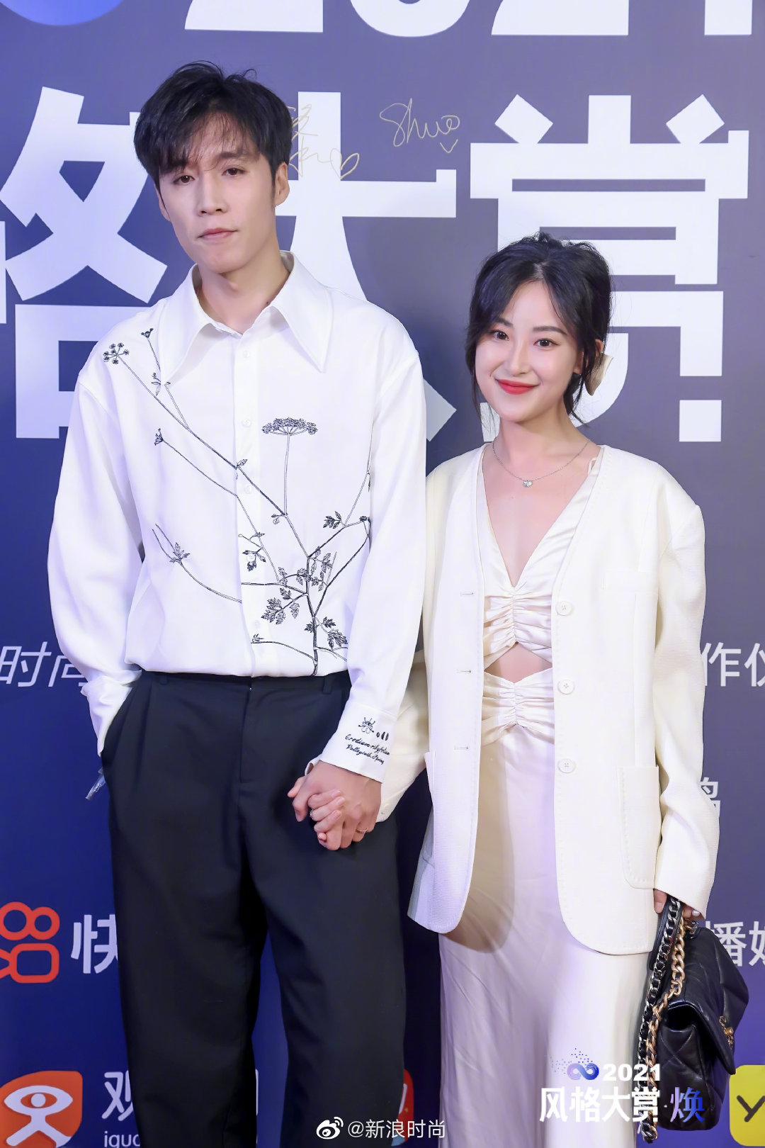 旅行达人@我的旅行小马甲 和知名时尚博主@acui阿崔 亮相红毯