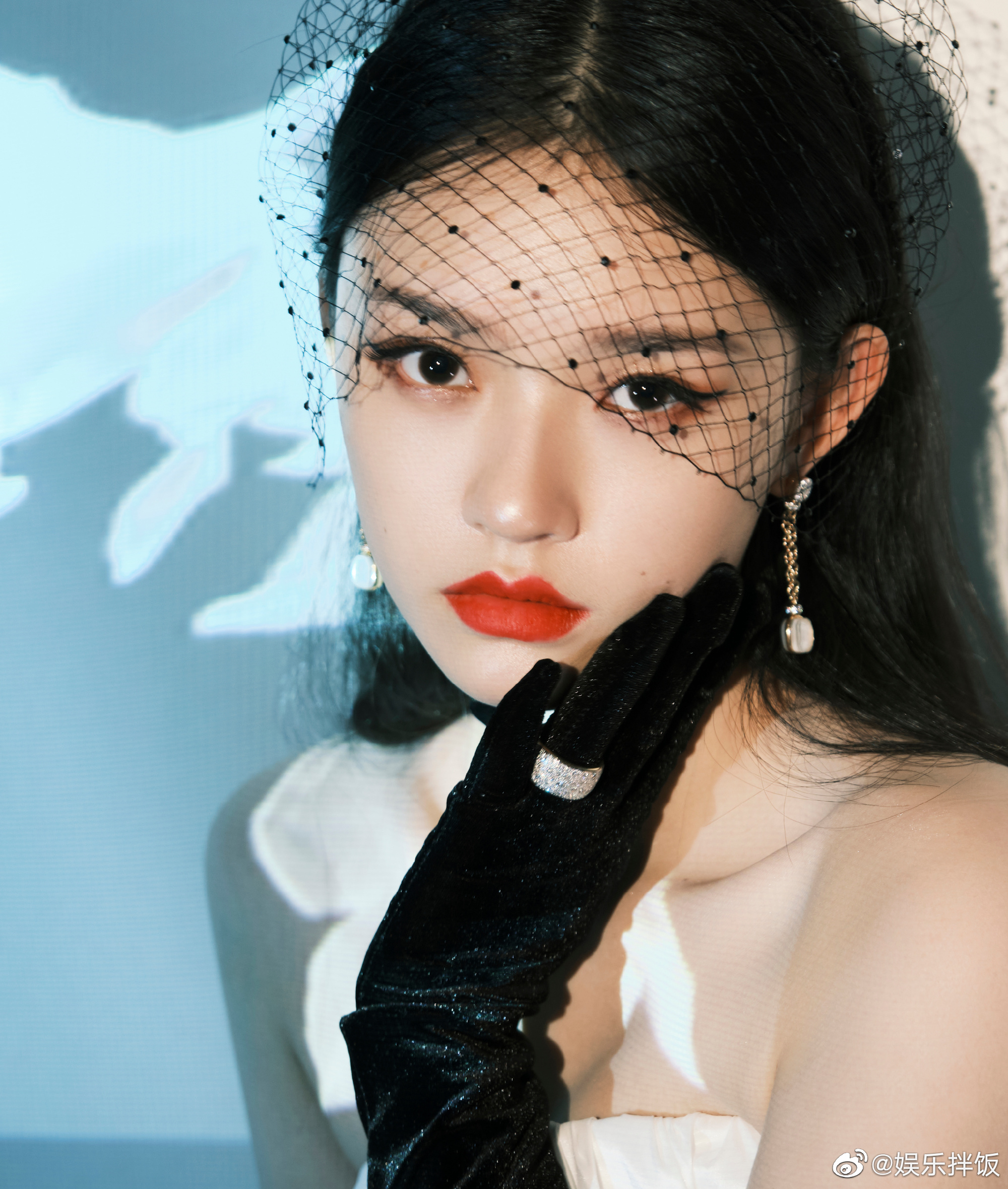 林允白色氧气感抹胸长裙亮相新康风格大赏红毯