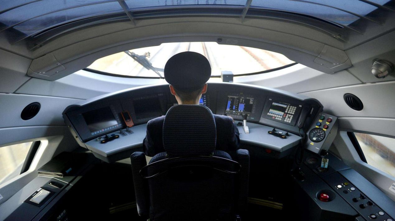 中国高铁速度那么快驾驶员都是怎么开的老外看后直呼涨知识了