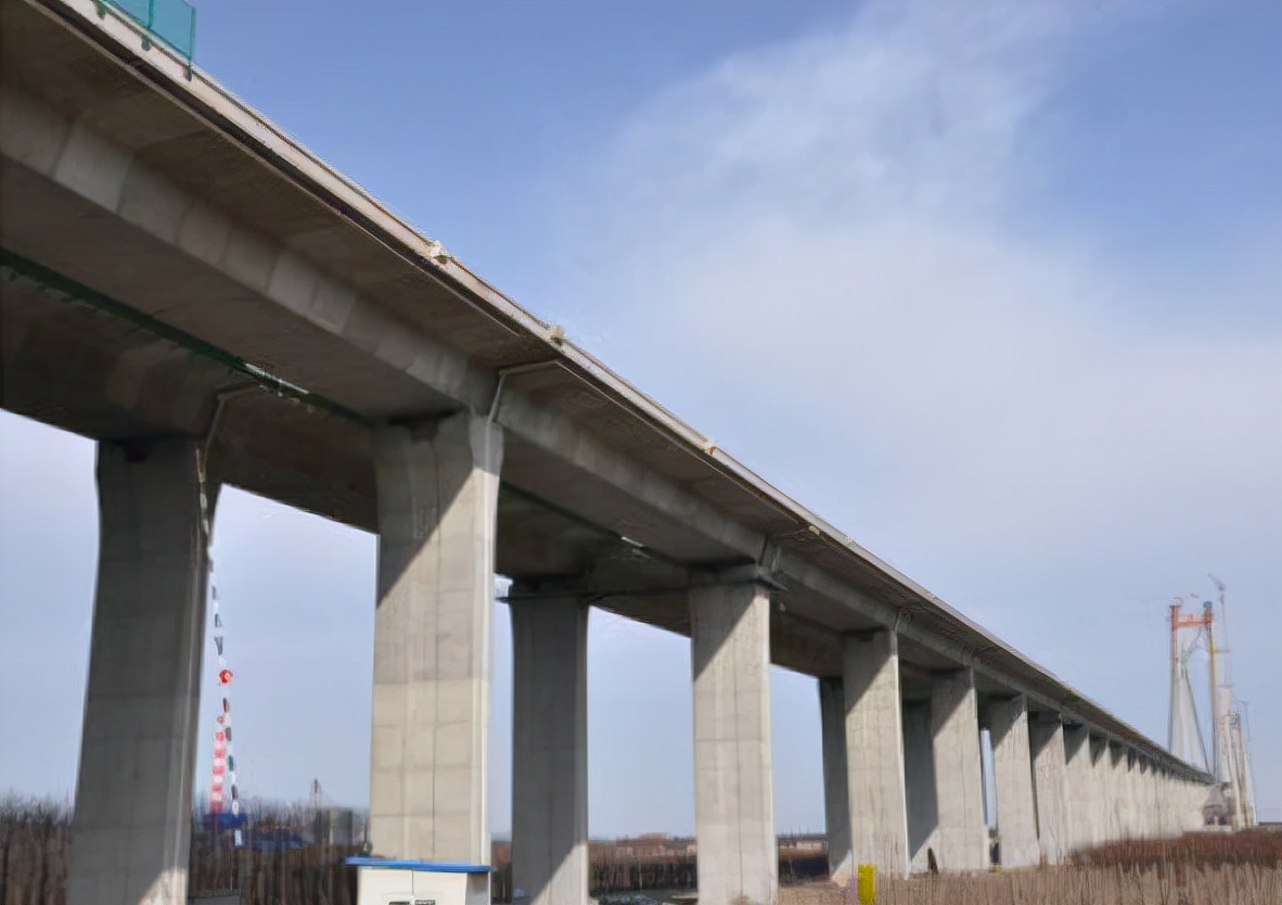 湖北一高速桥面侧翻事故可能的原因有哪些独柱墩桥或成关键