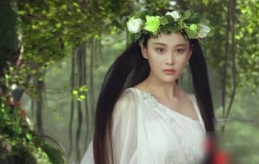 张馨予在《思美人》中扮演的是莫愁女,头戴白色玫瑰花和绿色桔梗花环