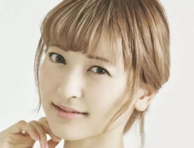 星二代沙也加坠楼替冰雪奇缘配过音读书时被欺负转学4次