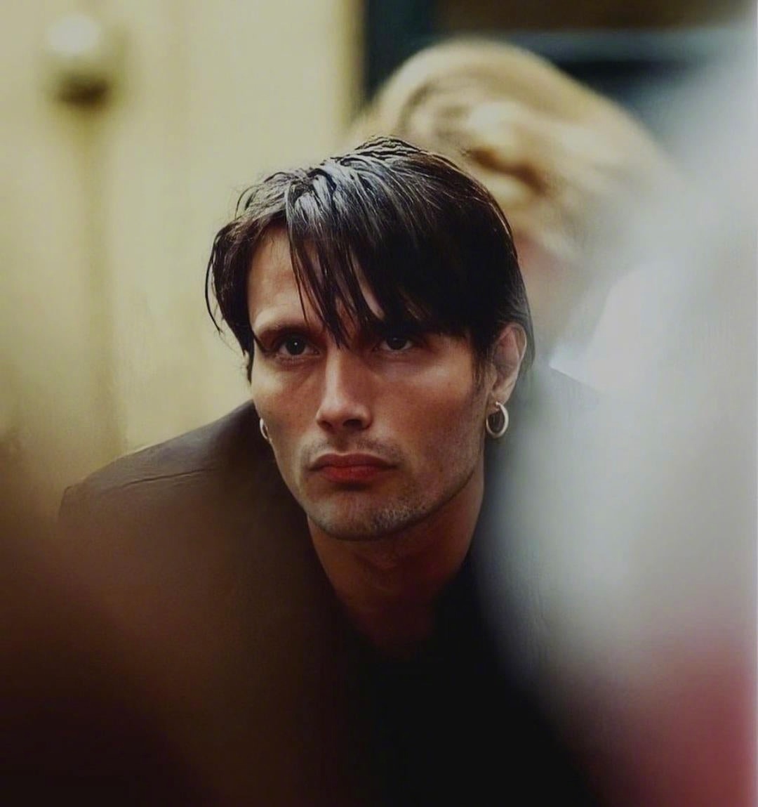 reddit有人发了麦子叔Mads Mikkelsen九十年代的俊俏照片……|麦子_新浪新闻