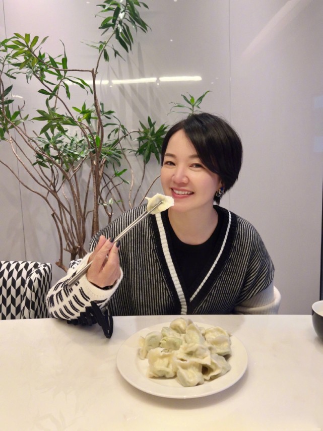 阿雅好优雅啊清淡妆容基础造型成熟女人的美算是被她玩明白了