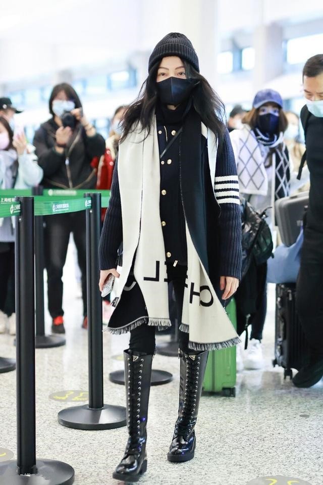 张韶涵气质真好,穿针织衫混搭骑士靴,不仅不拉垮还个性有范|针织衫