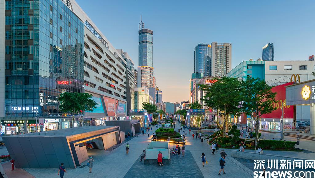 一场名为"百万大v直播,焕新推介深圳制造"活动在华强北举行