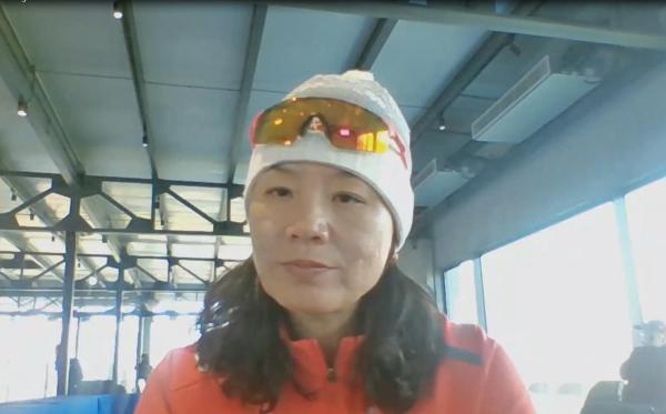 国家越野滑雪集训队领队张蓓接受视频连线采访。 视频截图