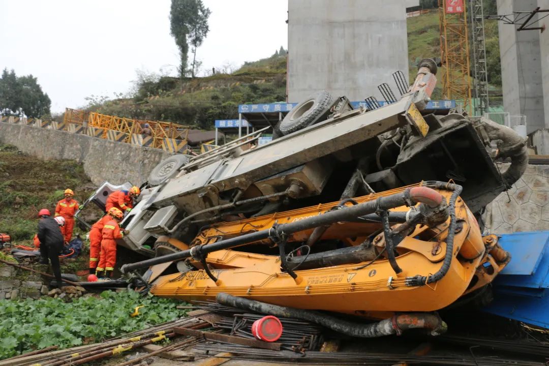 贵州一天泵车180°侧翻,驾驶室严重变形,男子被困