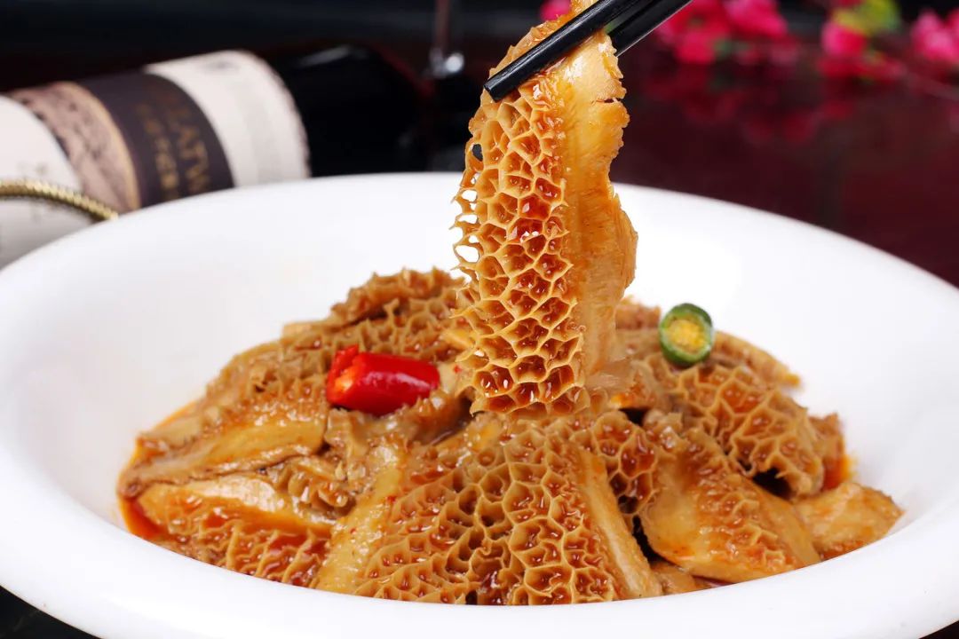 粤菜卤水金钱肚经过焖煮,仍不失弹性,酥而不烂,是广式茶楼必点.