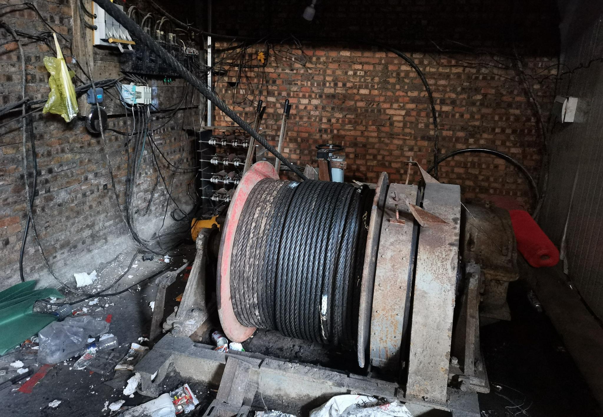 孝义黑煤窑盗采现场井下传送带靠木棍加固私接380伏电源