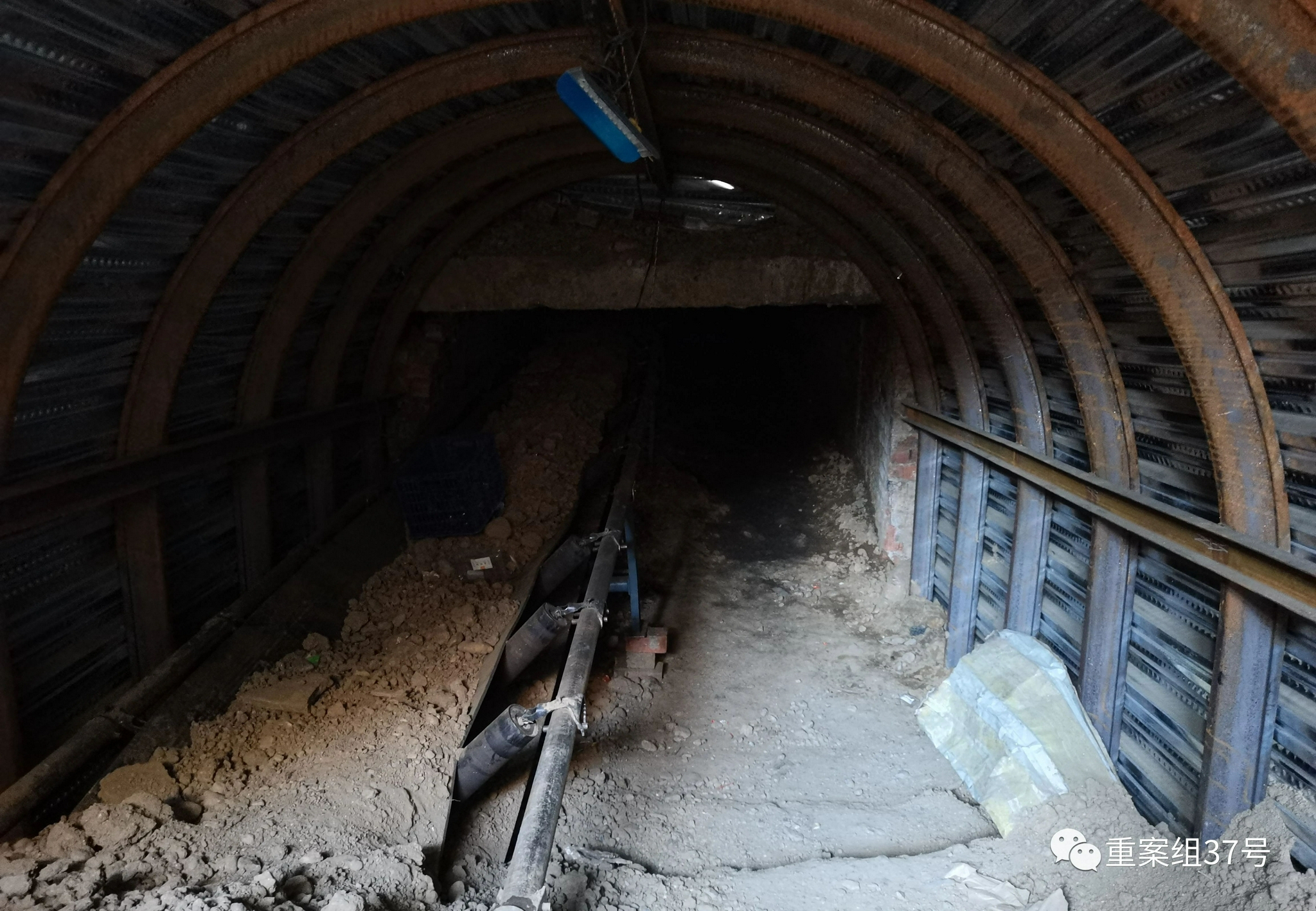 孝义黑煤窑盗采现场井下传送带靠木棍加固私接380伏电源