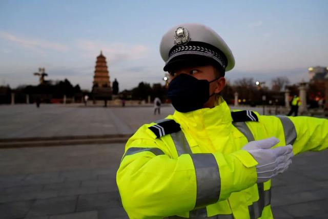 没有什么能够阻挡西安交警全力以赴一直在您身边