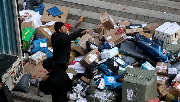 申通快递暴力分拣叫不满客户发顺丰，官方回应：开除言论不当人员、处罚承包区休闲区蓝鸢梦想 - Www.slyday.coM