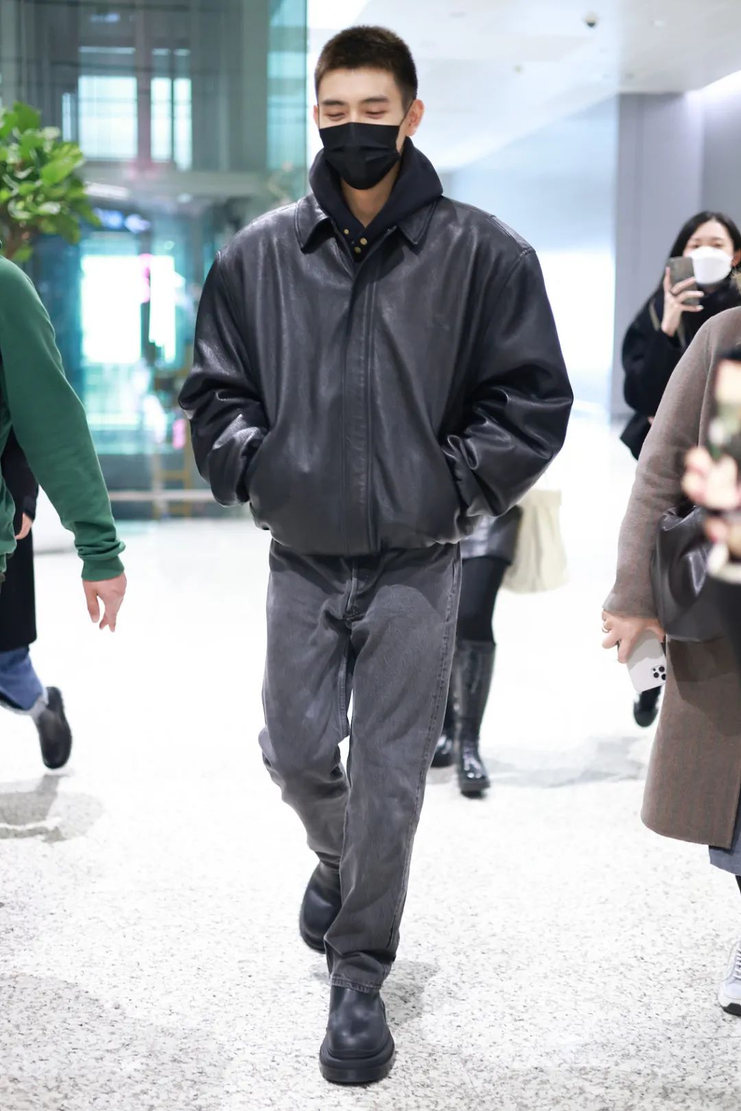 男星街拍王嘉尔挑战奶奶棉服甜茶新片路透照又奶又帅