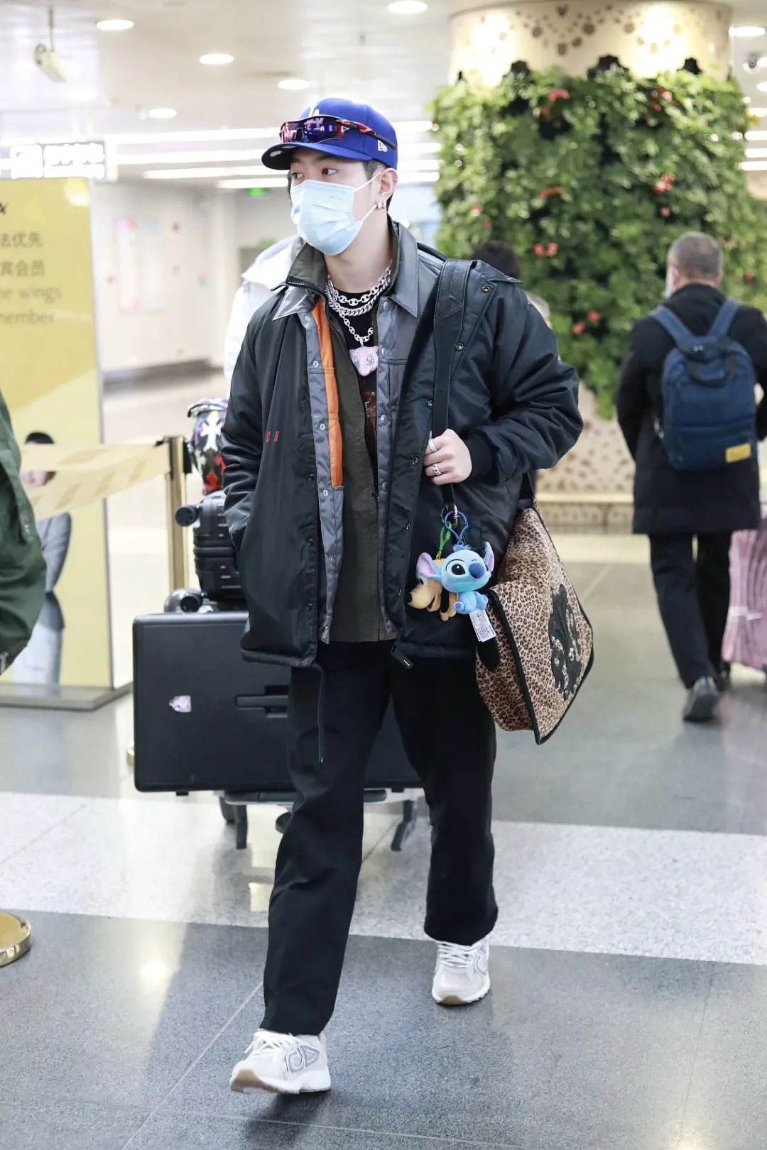 男星街拍王嘉尔挑战奶奶棉服甜茶新片路透照又奶又帅