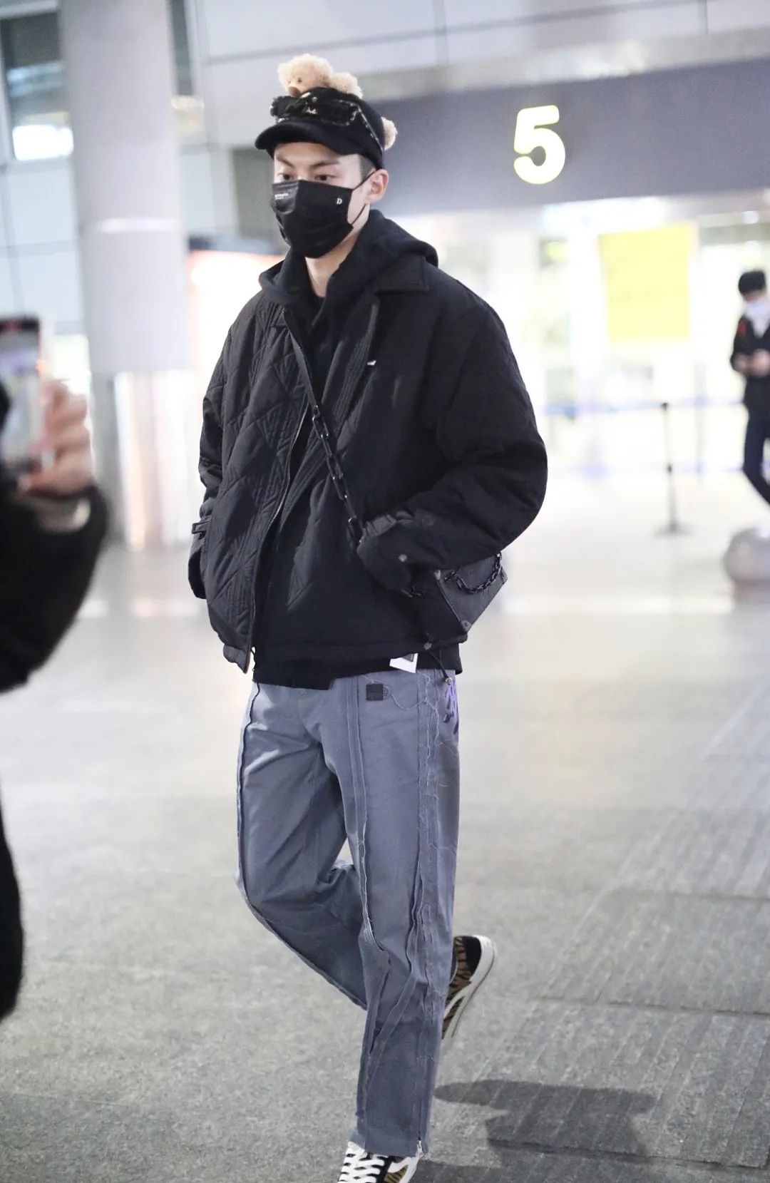 男星街拍王嘉尔挑战奶奶棉服甜茶新片路透照又奶又帅