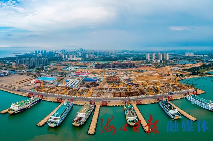 海口新海港区滚装码头,客滚船只往来频繁.