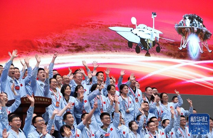 △5月15日，航天科研人员在北京航天飞行控制中心指挥大厅庆祝我国首次火星探测任务着陆火星成功。