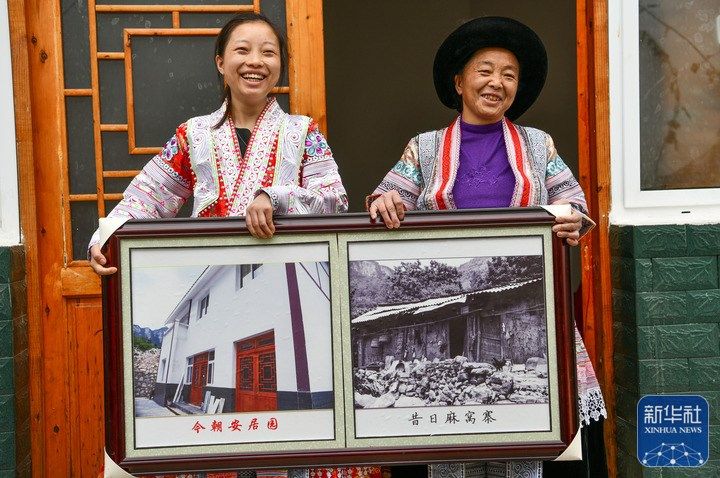 △2月20日,在贵州省毕节市黔西县新仁苗族乡大山深处的化屋村麻窝寨易地扶贫搬迁集中安置点,苗族女孩王代玉(左)与母亲杨文梅在自家新房前展示易地扶贫搬迁前后的对比照片。化屋村,过去叫“化屋基”,意为“悬崖下的村寨”。这里山势雄奇、水域宽广、风景如画,被誉为“乌江源百里画廊”。近年来,化屋村在实施易地扶贫搬迁的同时,大力发展特色种植、养殖、旅游等产业,村里迎来跨越式发展。