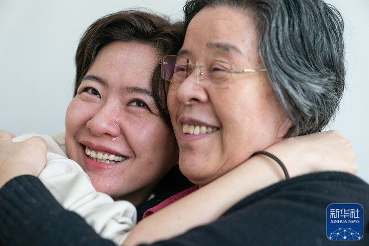 △11月24日,女儿吴姝(左)在北京的住所内抱着刚刚出院的妈妈,脸上挂着幸福的泪水。69岁的沈建群是吉林长春人,做了一辈子设计院工程师,女儿吴姝在新西兰工作、生活。2020年,沈建群被查出肠癌肝转移。他们怕远在海外的女儿担心,选择隐瞒病情、默默治疗,但女儿吴姝还是在一次视频聊天中无意间发现了妈妈患病的端倪。尽管受疫情阻隔,但吴姝还是排除困难回到国内,为妈妈寻找治疗方案,并最终找到北京大学肿瘤医院肝胆外科团队。在多学科诊疗模式下,团队整合手术切除、射频消融等多种手段,为沈建群进行治疗。经过近两周住院治疗,沈建群顺利出院,与亲人团聚,在康复路上继续前行。