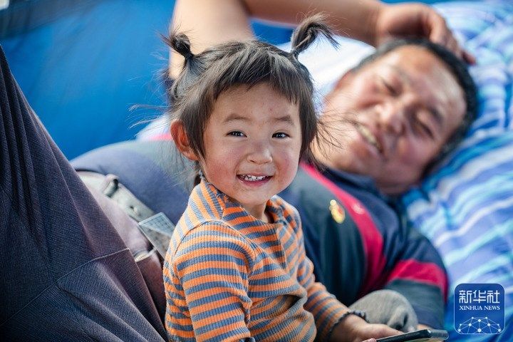 △5月22日,在云南省漾濞县秀岭村,一名小女孩在安置帐篷里休息。5月21日21时21分和48分左右,云南大理州漾濞县分别发生5.6级和6.4级地震。