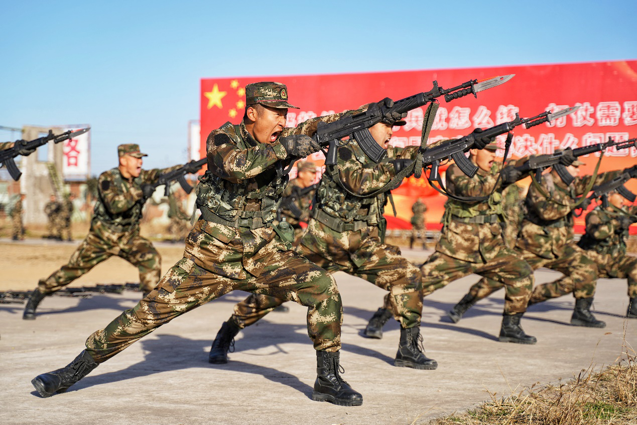 武警新兵实战训练大图来袭,点"燃"冬季!|陕西省_新浪新闻