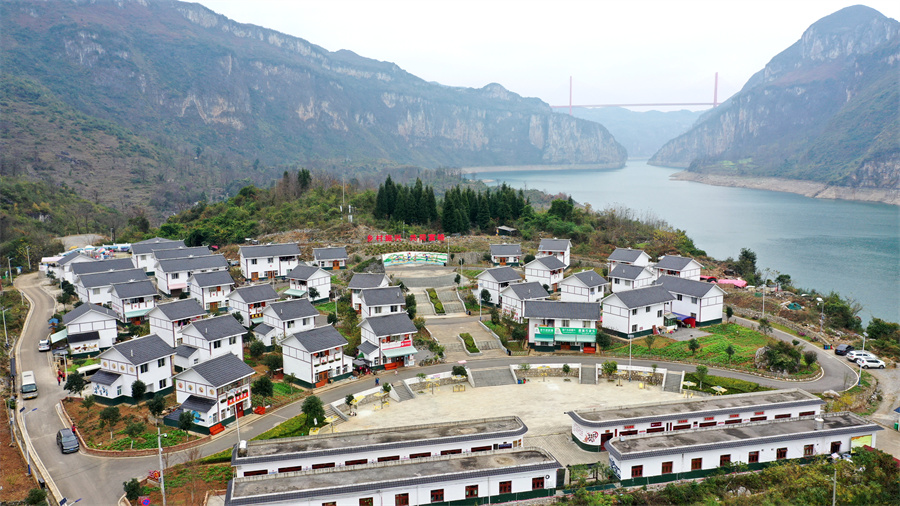 2021共舞长江经济带飞阅冬日化屋村悬崖下的村寨走上发展新路