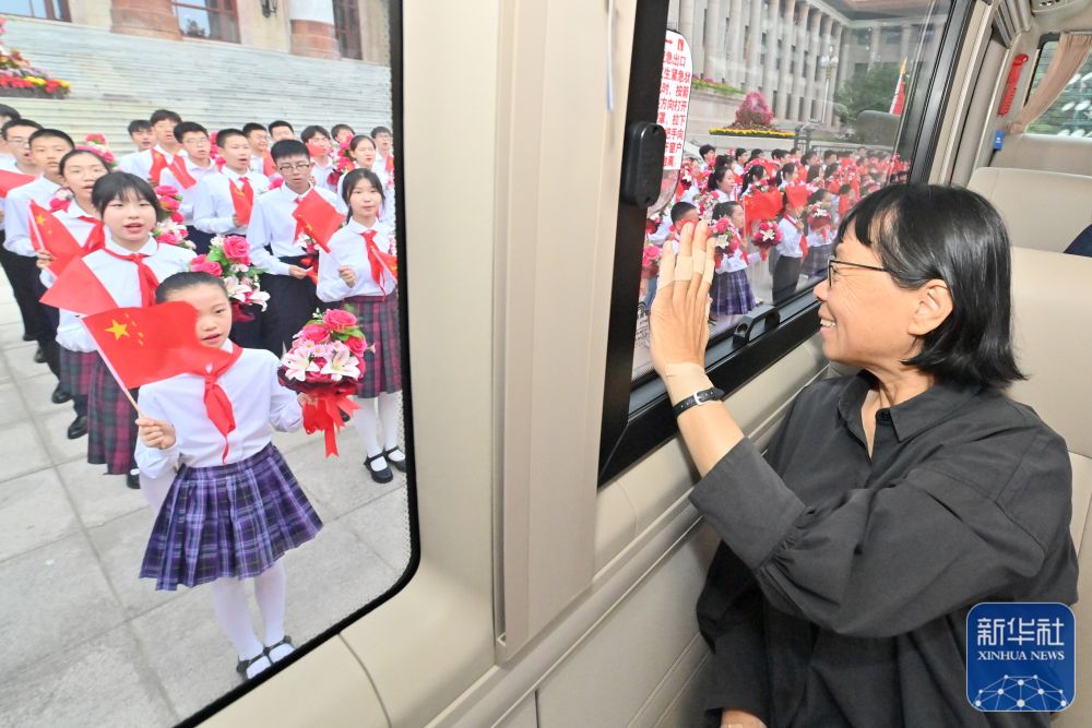 △6月29日,庆祝中国共产党成立100周年“七一勋章”颁授仪式在北京人民大会堂金色大厅隆重举行。这是“七一勋章”获得者张桂梅向青少年致意。