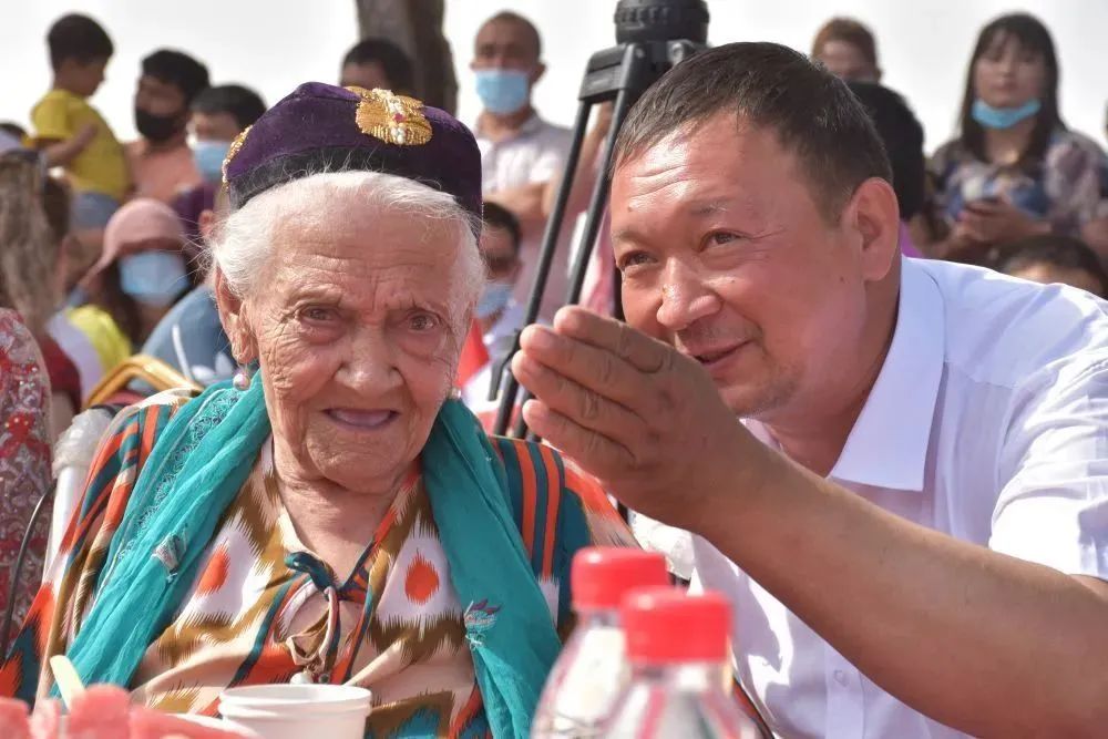 135岁的中国最长寿老人去世,每天必修课是听收音机|新疆|中国_新浪