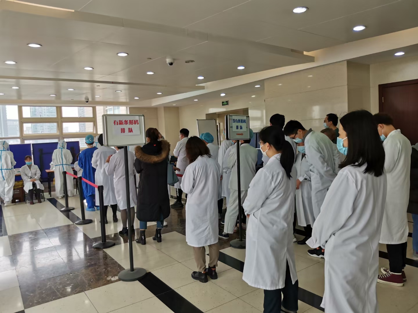 今晨起,上海各大医院开展全员核酸检测