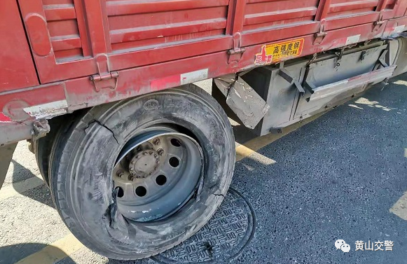 经询问驾驶员,得知该车辆在高速公路行驶时,右后方轮胎发生爆胎.