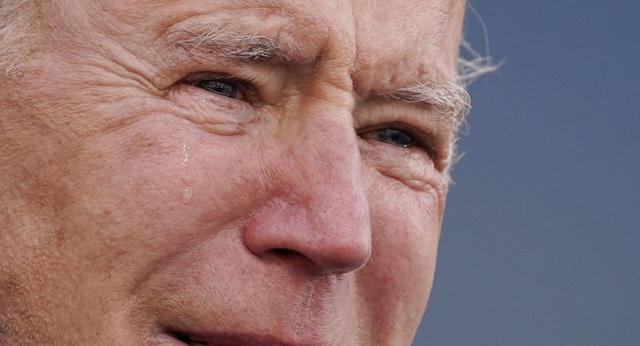 拜登在发表就职典礼演说前忍不住潸然泪下