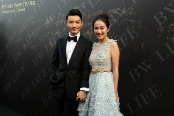 在工作场合跟小默先生捆绑,接受采访时一口一个宝宝,在男友的前女友