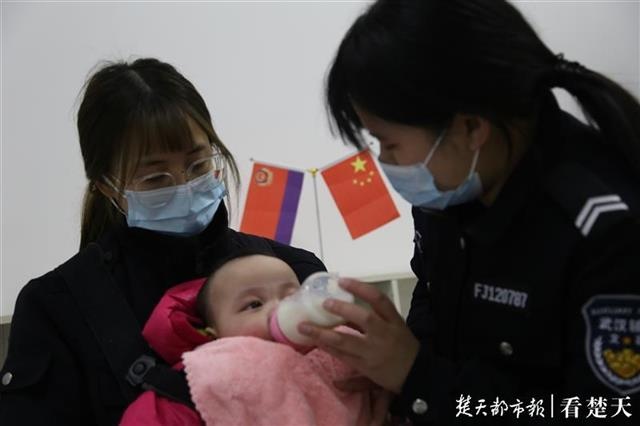 【视频】男子涉嫌盗窃被抓，女友将五月大婴儿丢给他，江夏民警当起临时奶爸奶妈休闲区蓝鸢梦想 - Www.slyday.coM