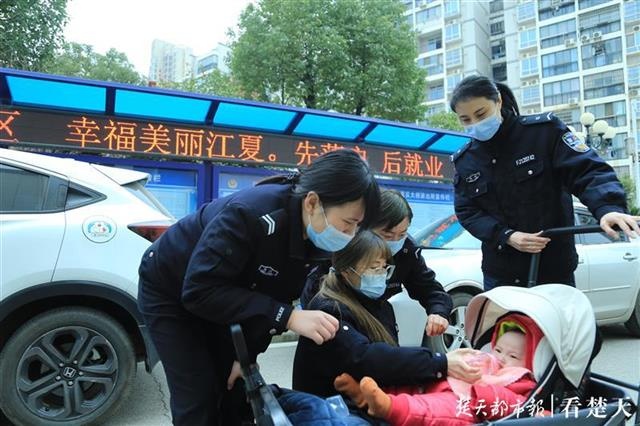 【视频】男子涉嫌盗窃被抓，女友将五月大婴儿丢给他，江夏民警当起临时奶爸奶妈休闲区蓝鸢梦想 - Www.slyday.coM