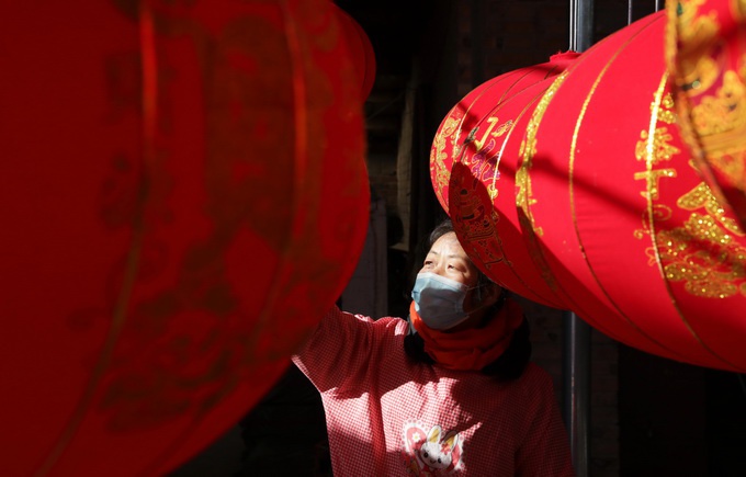 顾客在挑选春节灯笼.